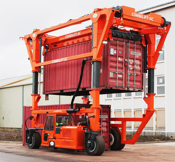 Combi-SC Straddle Carrier with Shipping Containers