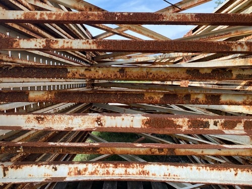 rusted-pallet-rack-uprights Rusted pallet racking uprights