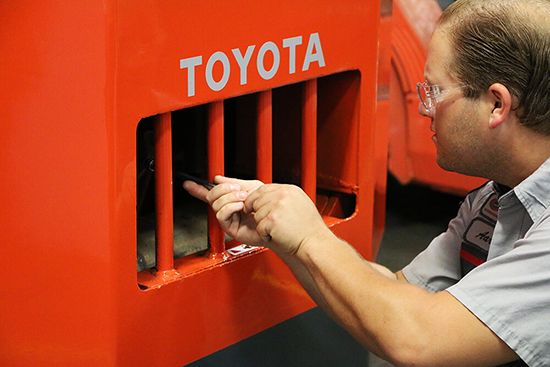 Toyota-Forklift-Repair-by-technician-in-Wisconsin Toyota Forklift Repair