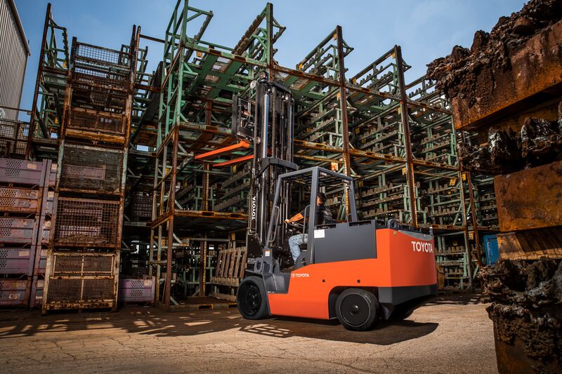 Toyota High-Capacity Electric Cushion Forklift Application Photo (2)