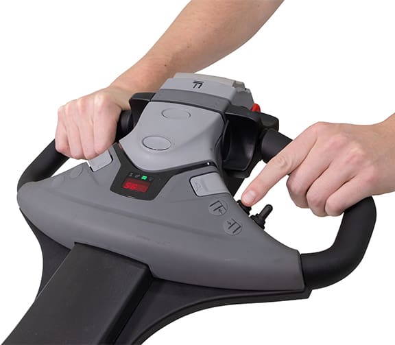 Walkie Straddle Stacker_WS1HD22-40_Closeup_Handle_5