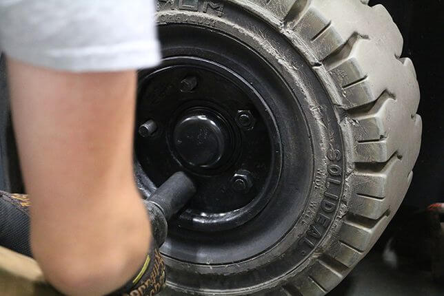 how to change forklift tires