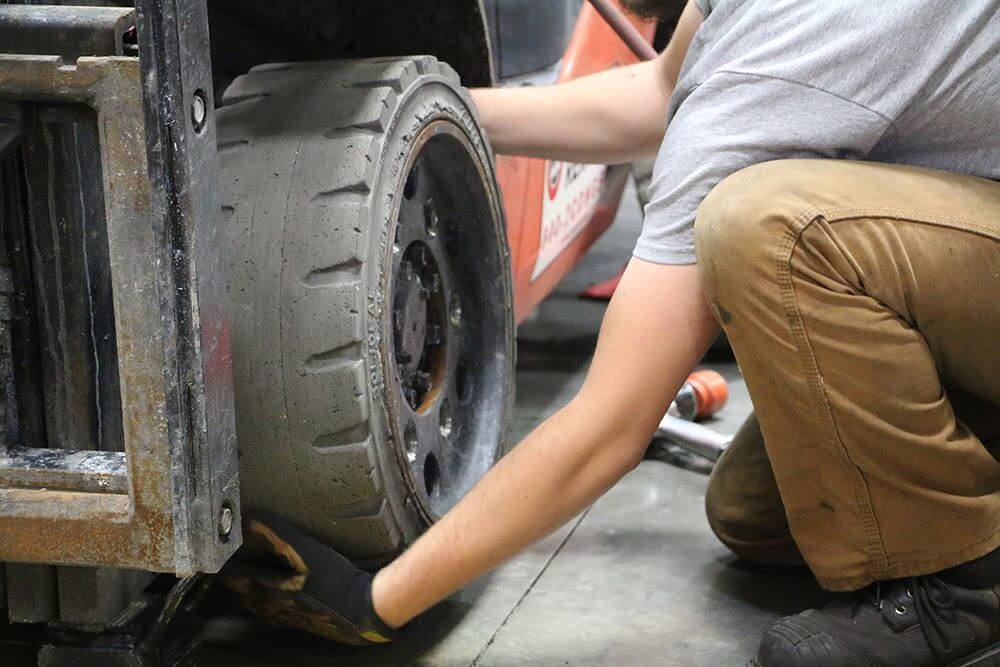 uninstalling drive tires from forklift