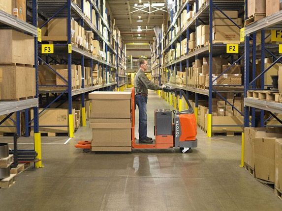 Center-controlled electric rider pallet jack