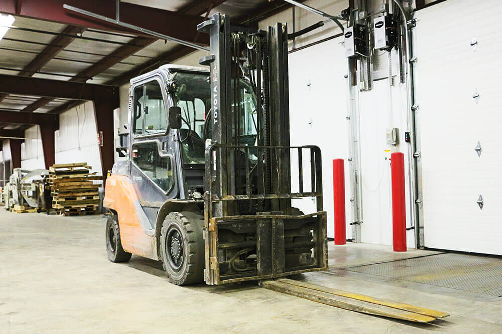 Pneumatic forklift with simplex mast