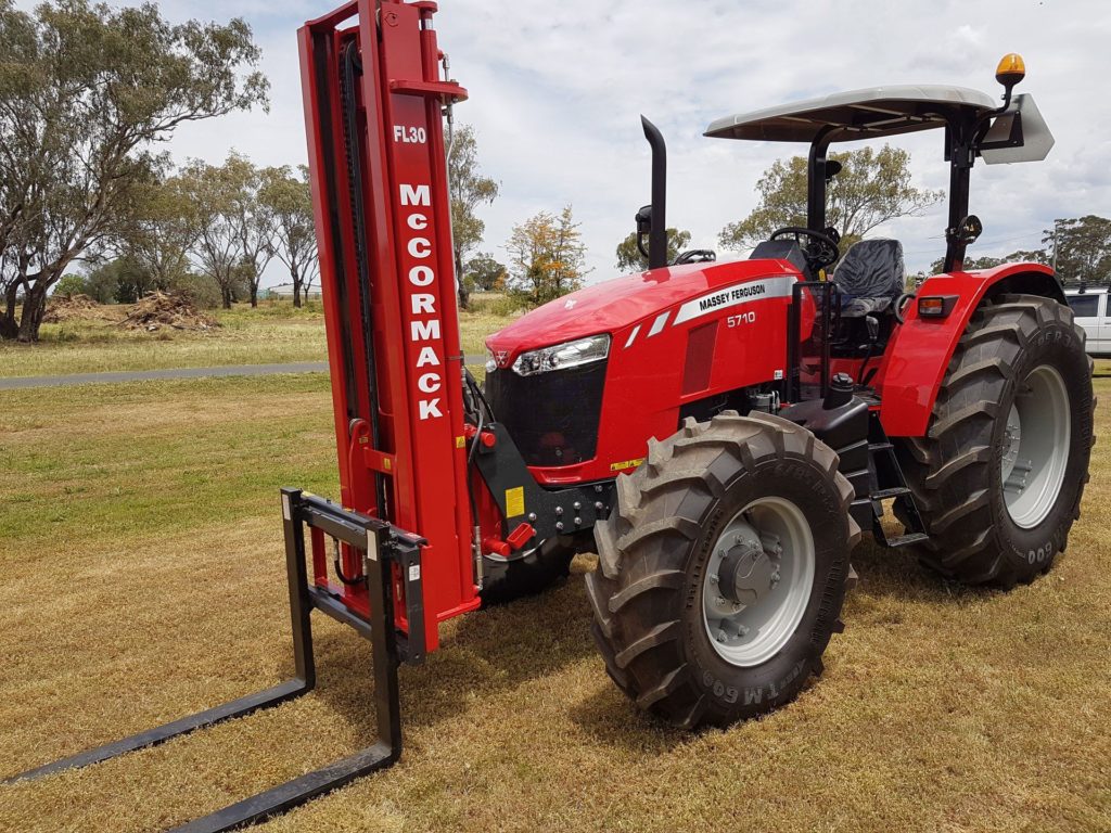 Tractor with front-mounted forklift mast