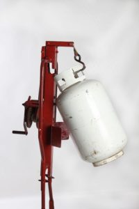 Device for lifting propane tanks