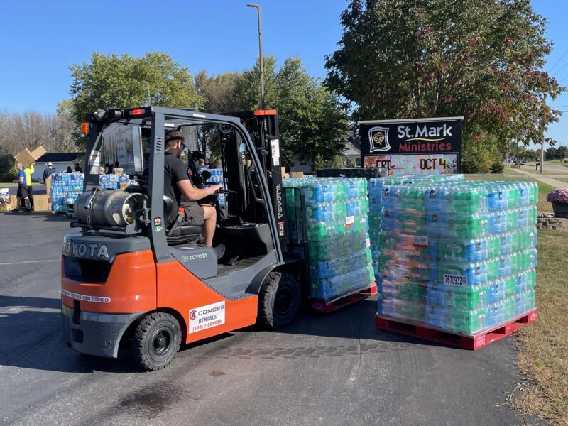 conger forklift rental working to pick up a pallet in De Pere, WI