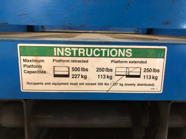 A scissor lift platform decal listing the platform weight capacity (500 lbs.)