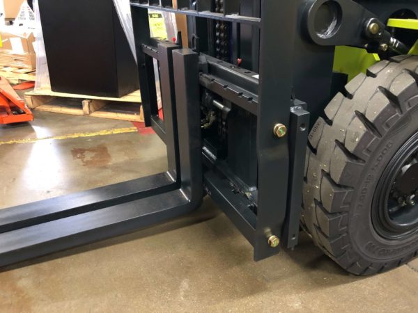 forklift-side-shifter-with-forks A sideshifter mounted to the carriage of a CLARK forklift