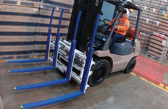 forklift-with-single-double-attachment A forklift with a Cascade single-double attachment