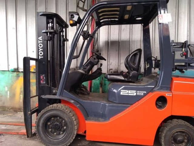toyota-5000-lbs-capacity-dual-fuel-gasoline-lpg-forklift A Toyota 5,000 lb. capacity dual-fuel forklift.