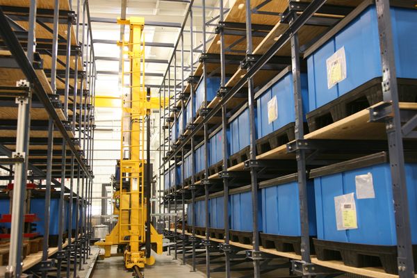 Automatic replenishment ASRS crane from Bastian Solutions