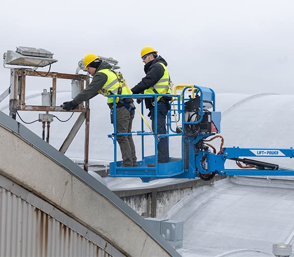 S-85 XC Operator in Platform (Action Shot)