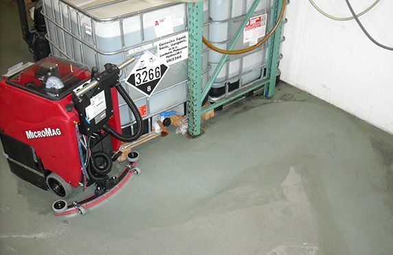 Floor scrubber cleans tight corners